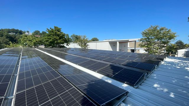 Neue Photovoltaikanlage am Bauhofparkplatz eingeweiht
